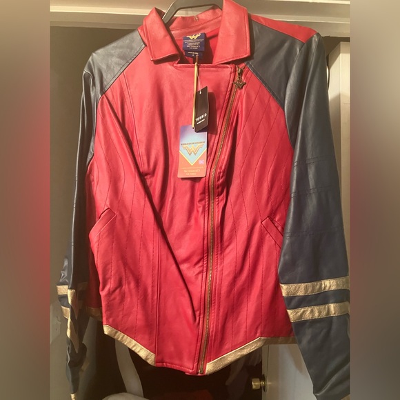 Wonder Woman Faux leather jacket 2x - Picture 2 of 3